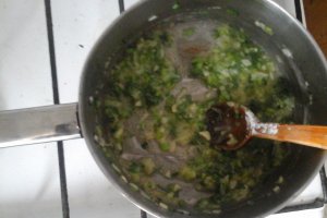 Mancare de spanac cu  ochiuri
