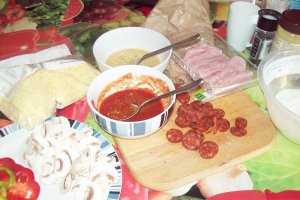 Pizza cu sunca si chorizo