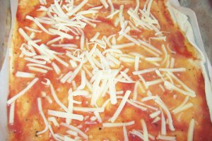 Pizza cu sunca si chorizo
