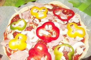 Pizza cu sunca si chorizo