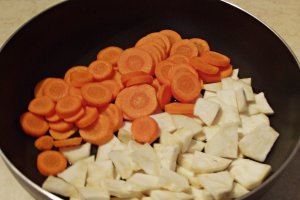 Legume trase la tigaie, cu sos de rosii