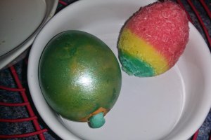 Prajitura tricolora in oua de Paste