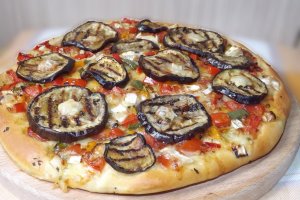Pizza cu vinete la gril
