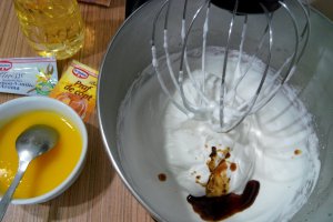 Prajitura cu mere, biscuiti digestivi si crema de vanilie