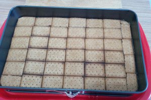 Prajitura cu mere, biscuiti digestivi si crema de vanilie