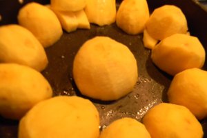 Chiftele marinate cu cartofi la cuptor