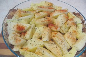 Mancare de cartofi la cuptor, cu busuioc si gogosari in sos de rosii