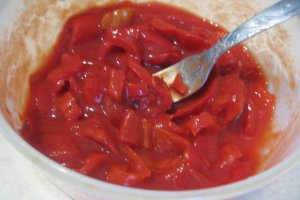 Mancare de cartofi la cuptor, cu busuioc si gogosari in sos de rosii