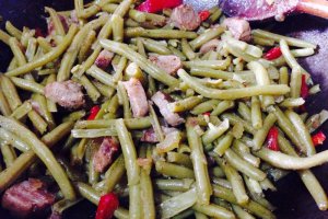 Fasole pastai cu carnati de curcan
