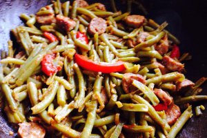 Fasole pastai cu carnati de curcan