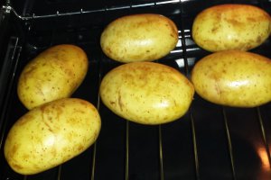 Cartofi copti la cuptor