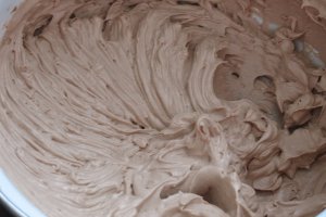 Tort cu nuci si crema ganache