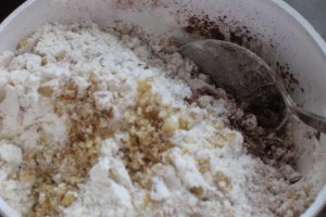 Tort cu nuci si crema ganache