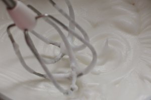 Tort cu nuci si crema ganache