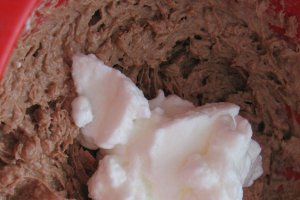 Tort cu nuci si crema ganache