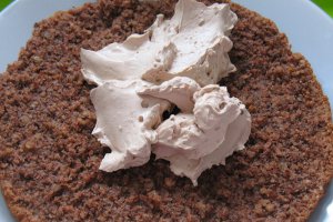 Tort cu nuci si crema ganache