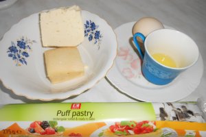 Mini pateuri cu cascaval si branza de oaie