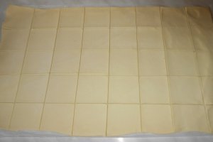 Mini pateuri cu cascaval si branza de oaie