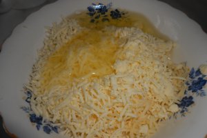 Mini pateuri cu cascaval si branza de oaie