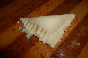 Mini pateuri cu cascaval si branza de oaie