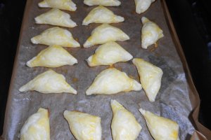 Mini pateuri cu cascaval si branza de oaie