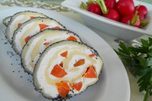 Ruladă de cașcaval în crustă de mac