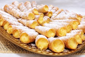 Reteta de rulouri delicioase umplute cu crema de vanilie