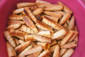 Reteta de rulouri delicioase umplute cu crema de vanilie