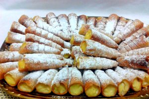 Reteta de rulouri delicioase umplute cu crema de vanilie