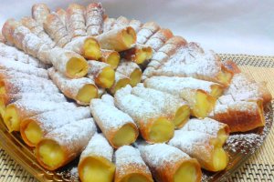 Reteta de rulouri delicioase umplute cu crema de vanilie