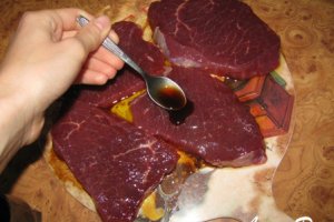 Muschi de vita la gratar cu ceapa, usturoi si cartofi copti in coaja