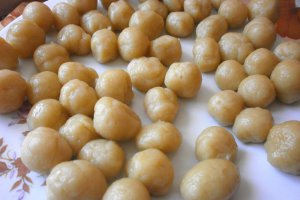 Nuci umplute cu crema de zahar caramelizat