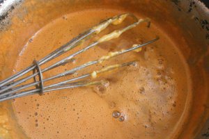 Nuci umplute cu crema de zahar caramelizat