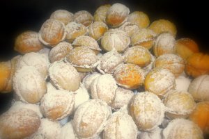 Nuci umplute cu crema de zahar caramelizat