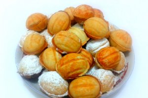 Nuci umplute cu crema de zahar caramelizat