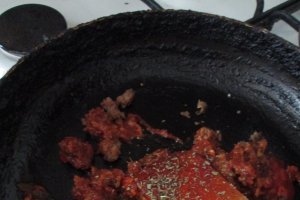 Paste cu sos si carne de vita