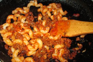 Paste cu sos si carne de vita