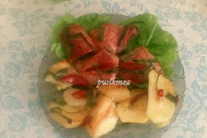 Friptura de porc la tava cu cartofi, ceapa verde si ardei copt