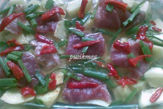 Friptura de porc la tava cu cartofi, ceapa verde si ardei copt