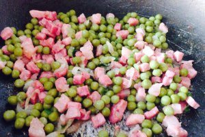 Spaghete cu pancetta si mazare