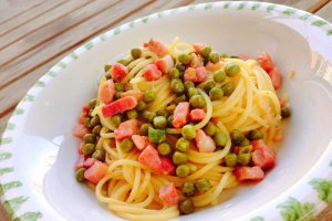 Spaghete cu pancetta si mazare