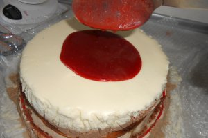 Tort cu jeleu de capsuni si crema de ciocolata