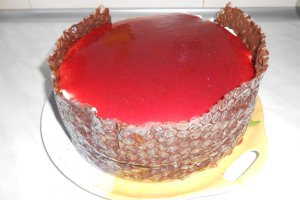 Tort cu jeleu de capsuni si crema de ciocolata
