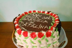 Tort cu jeleu de capsuni si crema de ciocolata