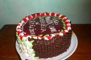 Tort cu jeleu de capsuni si crema de ciocolata