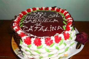 Tort cu jeleu de capsuni si crema de ciocolata
