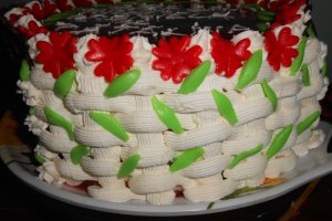 Tort cu jeleu de capsuni si crema de ciocolata