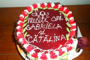 Tort cu jeleu de capsuni si crema de ciocolata