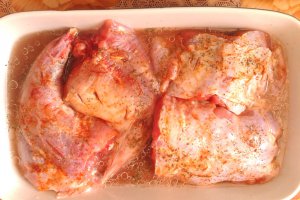 Iepure impanat cu usturoi si garnitura de ciuperci, cartofi si dovlecel