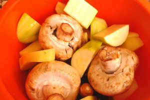 Iepure impanat cu usturoi si garnitura de ciuperci, cartofi si dovlecel